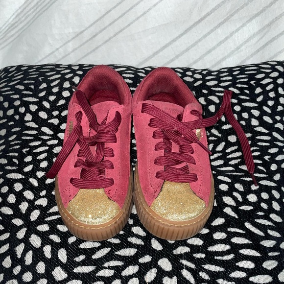โ๏ธ๐๐PUMA HARIBO SUEDE SHOES W/ GLITTER GOLD TOE - Picture 2 of 6